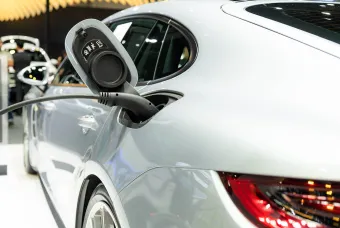 voiture électrique blanche en train de charger